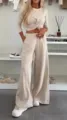 Detailaufnahme des eleganten beigen zweiteiligen Freizeitsets in einem modernen Ankleidezimmer. - XS / Oberteil Und Unterteil / Aprikose