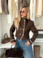 Modische braune Damen Stehkragen Kurzjacke mit weißer Borte und goldenen Knöpfen im Herbst. - S / Kaffeebraun