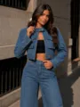 Damen stylische kurze Stehkragen Jeansjacke kombiniert mit lässigen High-Waist Jeans. - XS / Oberteile / Blau