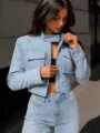 Kurze Stehkragen hellblaue Jeansjacke, sexy figurbetonter Sommerstil für Damen. - XS / Oberteile / Hellblau