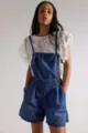 Vista dettagliata di pantaloncini salopette in denim da donna con lavaggio blu e vestibilità. - Taglia S / Pantaloni e gonne / Blu scuro