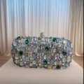 Nahaufnahme einer exquisiten Kristall-Strass Abendtasche mit funkelnden Glassteinen - Goldener Bohrer