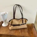 Retro bruine suède schoudertas voor dames, chique forenstas met stijlvol ceintuurdetail voor werk. - Eén maat / Khaki