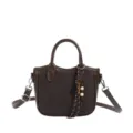 Braune gewebte Beuteltasche Retro Stil Umhängetasche Damen Mode Variante. - Mit Anhänger / Braun