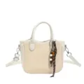 Geflochtene Damen Umhängetasche, Beidseitige Eimer-Tasche mit Perlenanhänger in Beige. - Mit Anhänger / Beige