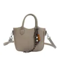 Beigefarbene gewebte Eimer Handtasche für Damen, schicke Retro Umhängetasche mit Perlenanhänger. - Grau
