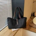 Bolso tote negro de lona estilo coreano con asas de cuero marrón para uso diario. - Sin colgante / Negro