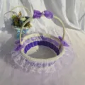 Gros plan sur un panier de fleurs tressé blanc fait main avec bordure en dentelle. - Gaze Courte Ronde / 19x22cm / Violet