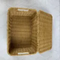 Vue détaillée du panier de rangement tissé, montrant une texture fine et des poignées. - Panier de rangement avec couvercle / Grand (36x26x21cm)