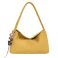 Borsa a spalla elegante in camoscio giallo da donna, borsa sottobraccio con ciondolo. - Giallo