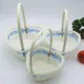 Panier de fleurs tressé blanc en forme de cœur fait main avec ruban bleu pour mariage. - Bleu clair
