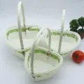 Ensemble de paniers de fleurs tissés en forme de cœur blanc avec doublure de ruban vert. - Vert clair