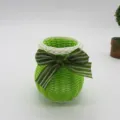 Vue detaillee du panier de rangement en plastique tisse vert et blanc avec un noeud raye. - Diamètre d'ouverture 8xhauteur 10 cm / Vert