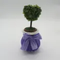 Détail en gros plan de la plante topiaire artificielle en cœur dans un pot tressé violet. - Diamètre d'ouverture 8xhauteur 10 cm / Violet