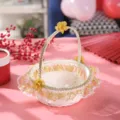 Vue détaillée du panier de fleurs tressé blanc avec bordure en dentelle dorée pour mariage. - Rond diamètre 18xhauteur totale 21 cm / Or