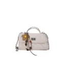 Elegante weiße Stepp-Umhängetasche für Damen mit Metallkette und schönem Blumen-Anhänger. - Mit Anhänger / Weiß