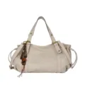 Borsa tote classica in pelle morbida beige con coulisse e ciondoli nappa vintage per uso quotidiano - con portachiavi / Kaki