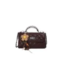 Damen stilvolle dunkelbraune gesteppte Umhängetasche mit Kette und Blumenanhänger. - Braun