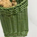 Cesta de almacenamiento colgante tejida verde, vista detallada de la textura del ratán. - Tipo B Terciopelo Verde