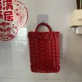 Cesta colgante roja de ratán sintético para almacenamiento de pared en cocina y baño modelo. - Estilo B Burdeos