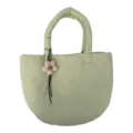 Grüne gesteppte Tote Bag für Damen, stilvolle Cloud Handtasche mit süßem Blumenanhänger. - Hellgrün