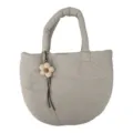 Graue gesteppte Wolken-Tragetasche für Damen, weiche Handtasche mit süßem Blumenanhänger. - Mit Anhänger / Gebrochenes Weiß