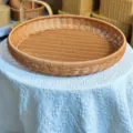 Vassoio portaoggetti rotondo in rattan sintetico cestino di frutta rustico fatto a mano - 56x8cm
