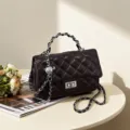Elegante borsa a tracolla trapuntata marrone scuro da donna in ecopelle di alta qualità. - Marrone