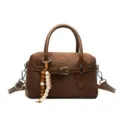 Retro braune Wildleder Boston Handtasche mit Henkeln, Umhängeriemen und stilvollen Holzperlen. - Mit Anhänger / Braun