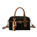 Retro Boston Handtasche für Damen, Vintage Stil Kissen Umhängetasche mit Holzperlen. - Mit Anhänger / Schwarz