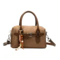 Stylische braune Wildleder Boston Handtasche für Damen, schicke Umhängetasche mit Holzperlen. - Mit Anhänger / Khaki