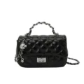 Borsa a tracolla nera matelassé in ecopelle PU con catena elegante e chiusura a incastro. - Nero