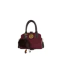 Sac à bandoulière pour femme en suédine bordeaux avec poignée et joli pompon en peluche. - Avec Pendentif / Bordeaux