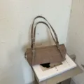 Καφέ σουède κυλινδρική τσάντα ώμου γυναικεία, μοντέρνα τσάντα μασχάλης με μεταλλικά τρουκς. - 29*10*10 / Χακί