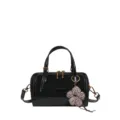 Bolso Boston negro para mujer, elegante bolso de mano de ante y charol con colgante floral. - Con Colgante / Negro