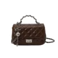 Borsa a tracolla trapuntata marrone con catena argentata, manico e chiusura a girello. - Marrone