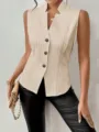 Vue rapprochée du gilet sans manches en tricotbeige chic avec boutons et col à revers. - S / Kaki
