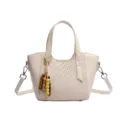 Sac bandoulière tissé pour femme, fourre-tout élégant avec perles en bois et bandoulière. - Avec Pendentif / Blanc Cassé