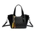 Sac à main noir tissé pour femmes, élégant cabas fourre-tout avec perles en bois chic. - Avec Pendentif / Noir