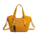 Sac a main epaule tissejaune cabas tendance avec charmant pendentif en perles bois. - Avec Pendentif / Jaune