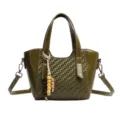 Sac à main tressé vert olive pour femme, élégant sac bandoulière avec pendentif perles. - Avec Pendentif / Vert