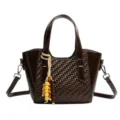 Élégant sac à main pour femme marron foncé texturé tissé, sac bandoulière polyvalent. - Marron