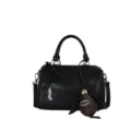 Élégant sac à main Boston en cuir PU noir pour femmes, sac bandoulière polyvalent avec poignée. - Grand Avec Pendentif / Noir