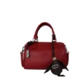Sac à main femme en cuir PU rouge, sac bandoulière Boston classique avec breloque et poignées. - Grand Avec Pendentif / Rouge