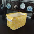 Gros plan sur la boîte de rangement en tissu pliable géométrique jaune sur table en bois. - 30*20*20 / Branches Jaunes