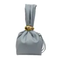 Minimalistische graublaue gefaltete Handtasche mit schickem Goldring-Griff fuer modische Damen. - Blau