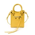 Petit sac bandoulière style moto en cuir jaune avec clous métalliques et poche zippée. - Jaune