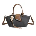 Einfache lässige Damen Schultertasche mit braunen Ledergriffen und schickem Blumenanhänger. - Mit Anhänger / Schwarz