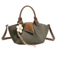 Modische grüne Umhängetasche mit braunem Ledergriff, lässige Handtasche für Damen. - Mit Anhänger / Grün