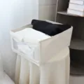 Beige ptyxomeni yfasmatini koutia apothikeysis me diaphano parathyro gia roucha. - Στυλ από μη υφαντό ύφασμα με παράθυρο
